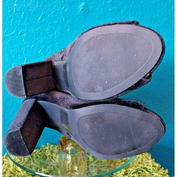 Black Velvet Embroidered Roses Open Toe Ankle Bootie Heels Size 7.5 Wild Diva - Picture 7 of 8